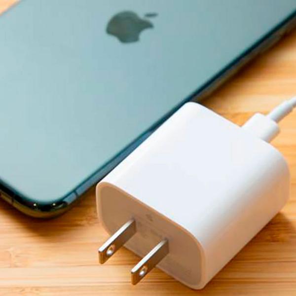 Apple y Samsung estudian no incluir el cargador en la caja de sus celulares